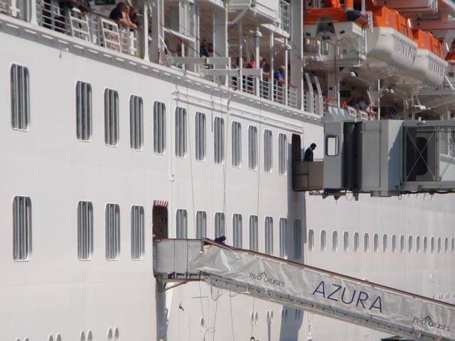 Cruiseschip ms Azura aan de Cruise Terminal Rotterdam